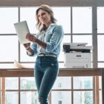 xerox-b235-multifonction-printer-800x500-gallery2-de Xerox® B235 Multifonktionsdrucker Frau Büro