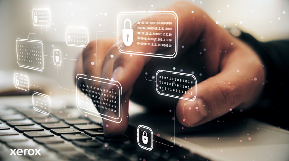 Die Hand einer Person tippt auf einer Laptoptastatur. Über das Bild sind leuchtende digitale Schloss- und Binärcode-Symbole gelegt, die robuste Cybersicherheit und Datenschutz symbolisieren.